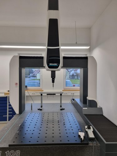 Eine 3D-Koordinatenmessmaschine in der Fertigung bei Schmid Metallbearbeitung
