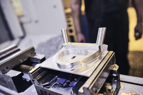 Ein CNC-Frästeil in der Produktion bei Schmid Metallbearbeitung