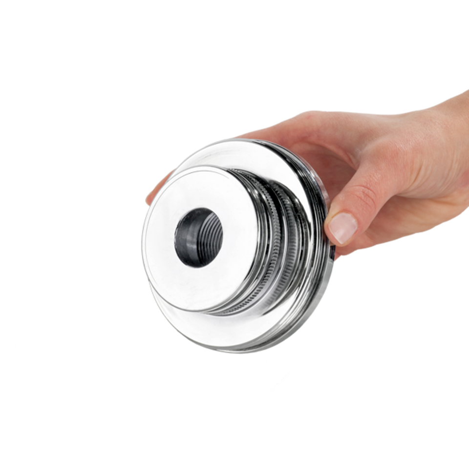 Eine Hand hält ein CNC-Drehteil aus Metall