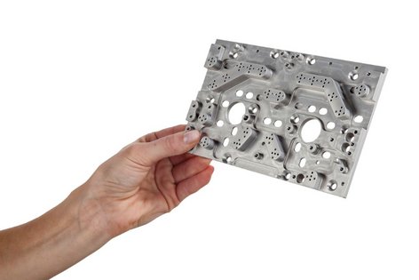 Eine Hand hält ein Metallteil 