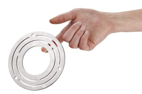 Ein Hand hält ein CNC-Drehteil aus Metall