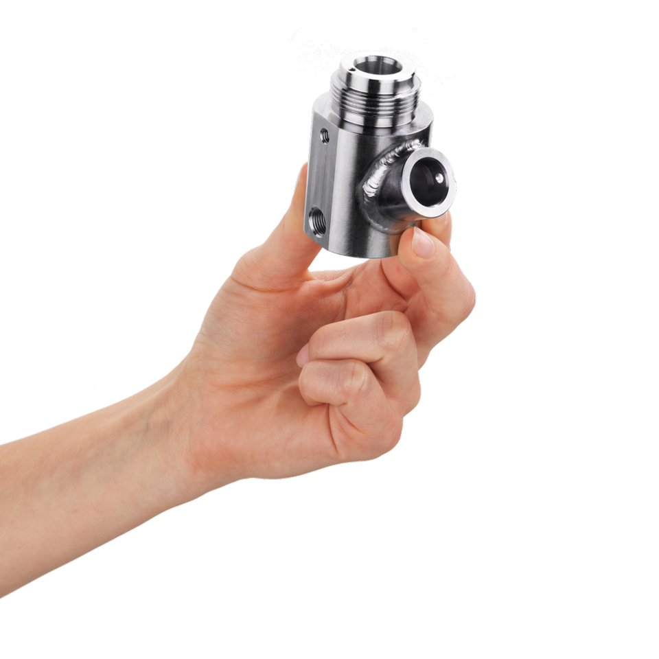 Eine Hand hält ein kleines Bauteil aus Metall