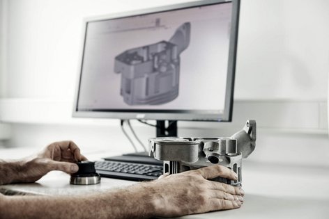 Ein Mitarbeiter von Schmid Metallbearbeitung konstruiert ein Bauteil am Computer