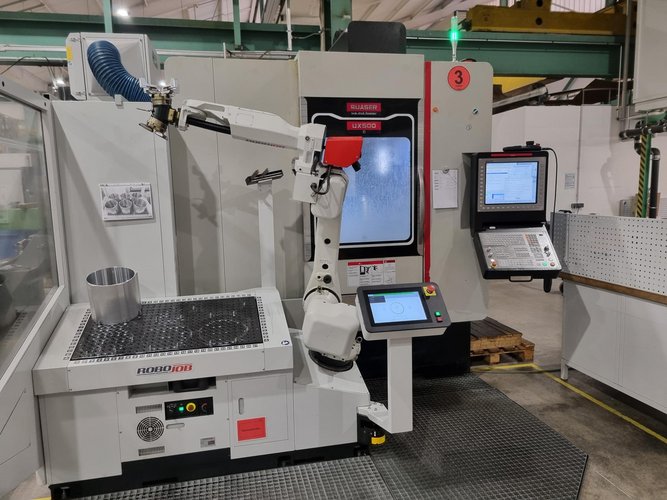 Das neue 5-Achs-Bearbeitungszentrum in der Produktion von Schmid Metallbearbeitung