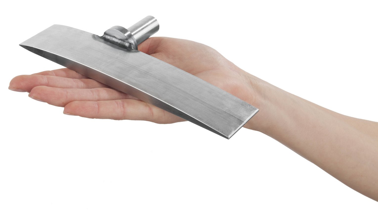 Eine Hand hält ein Schweißteil aus Metall