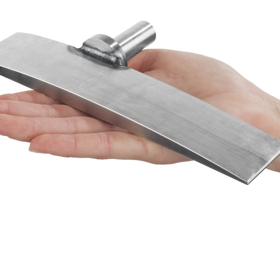 Eine Hand hält ein Schweißteil aus Metall