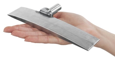 Eine Hand hält ein Schweißteil aus Metall