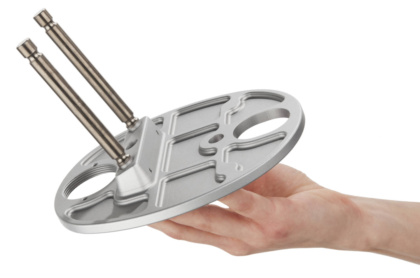 Eine Hand hält ein Bauteil aus Metall