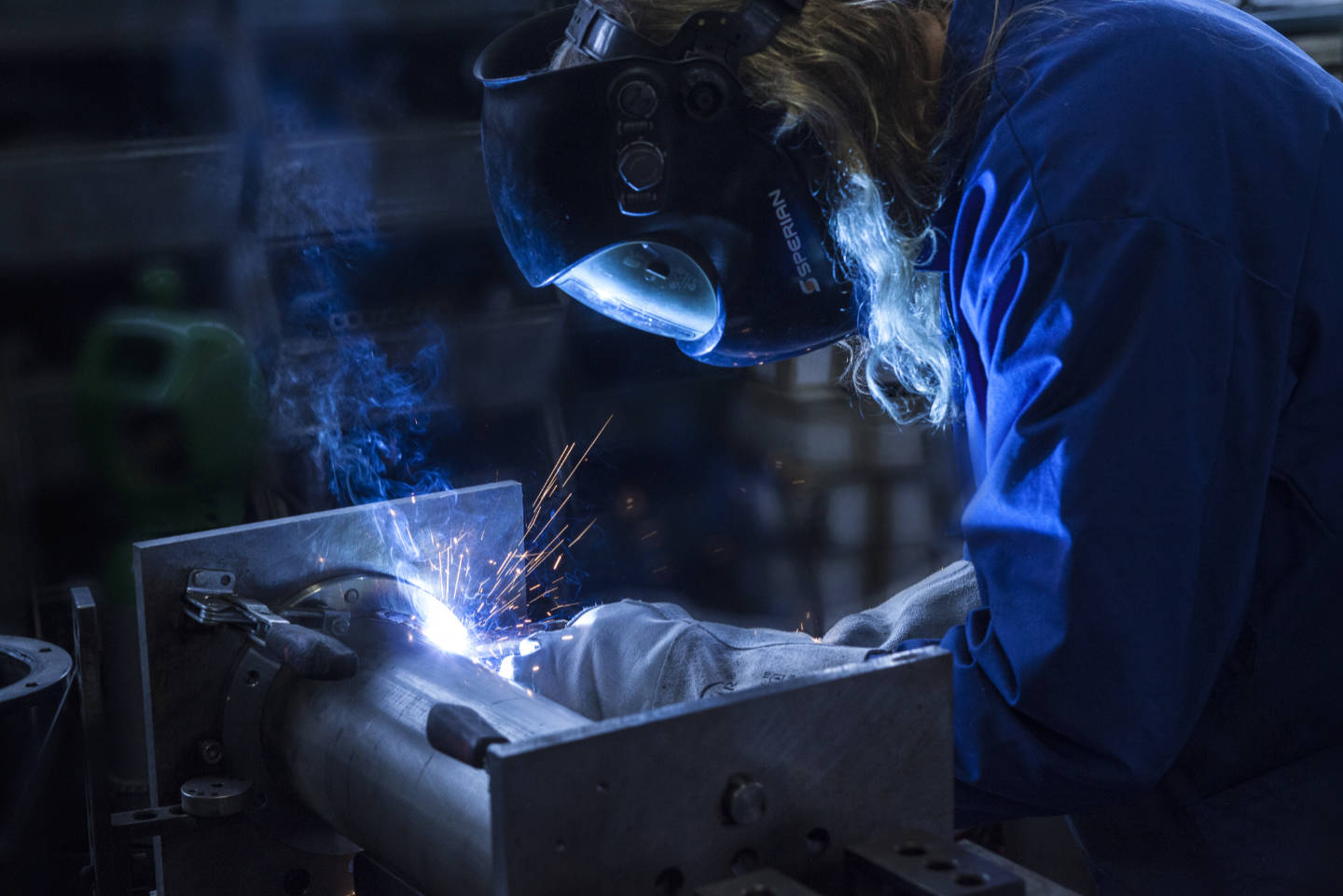Ein Mitarbeiter von Schmid Metallbearbeitung schweißt ein Bauteil