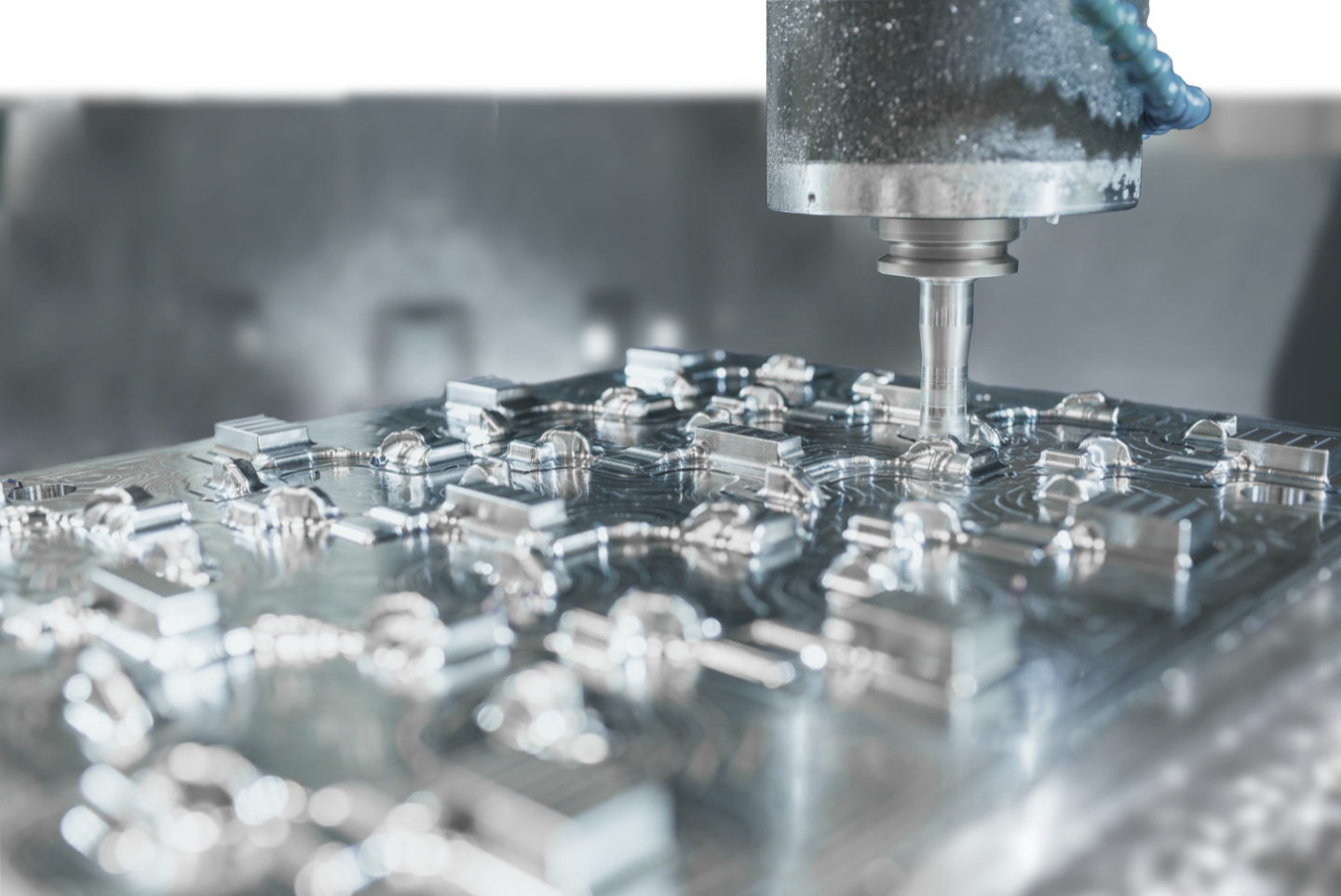 CNC-Fräse Eine CNC-Fräse bearbeitet ein Metallteil